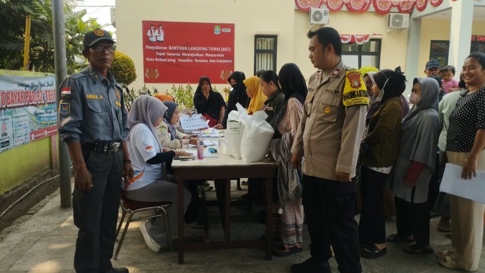 Pastikan Penyaluran Berjalan Tertib, Bhabinkamtibmas Pantau Bantuan Pangan bagi Warga Sepanjang Jaya