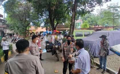 Polsek Jatiasih Bagikan Masker dan Imbau Warga Waspada Cuaca Ekstrem di Jatiluhur