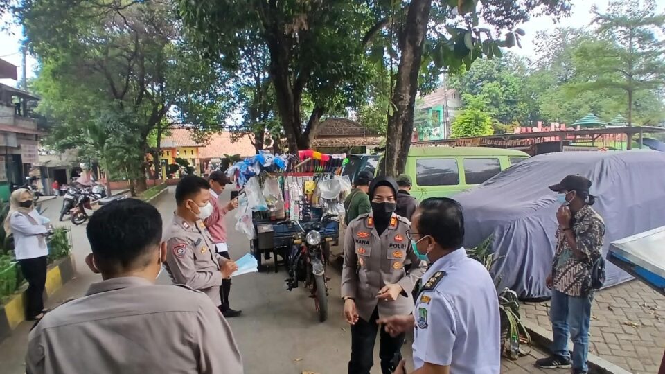 Polsek Jatiasih Bagikan Masker dan Imbau Warga Waspada Cuaca Ekstrem di Jatiluhur