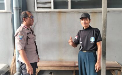 Antisipasi Rumah Kosong, Bhabinkamtibmas Jatiwarna Sambangi Security Perumahan Huma Akasia