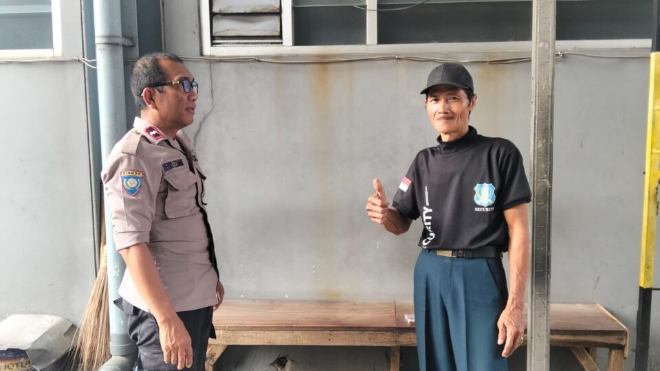 Antisipasi Rumah Kosong, Bhabinkamtibmas Jatiwarna Sambangi Security Perumahan Huma Akasia