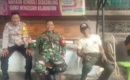 Kompak Jaga Kawasan Perumahan, TNI-Polri Jakasampurna Kunjungi Pos Keamanan Utama Sriwijaya