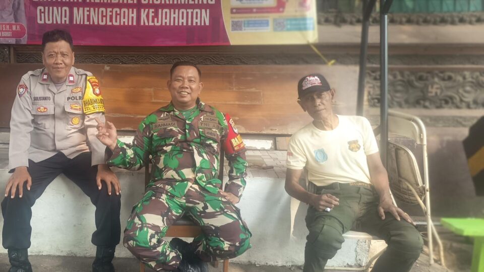 Kompak Jaga Kawasan Perumahan, TNI-Polri Jakasampurna Kunjungi Pos Keamanan Utama Sriwijaya