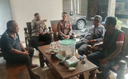 Perkuat Kemitraan Kamtibmas, Kapospol dan Bhabinkamtibmas Mustikasari Sambangi Tokoh Masyarakat
