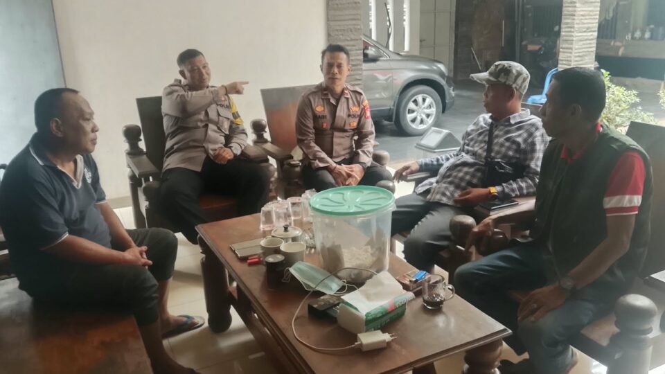 Perkuat Kemitraan Kamtibmas, Kapospol dan Bhabinkamtibmas Mustikasari Sambangi Tokoh Masyarakat