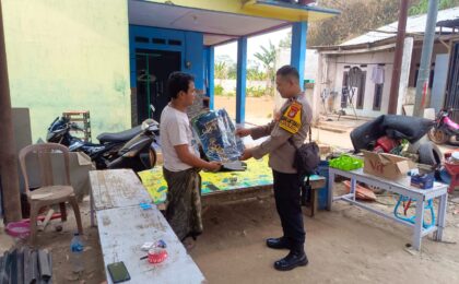 Pererat Silaturahmi Keagamaan, Bhabinkamtibmas Sumurbatu Serahkan Sajadah dan Kitab Juz Amma ke Majelis Taklim
