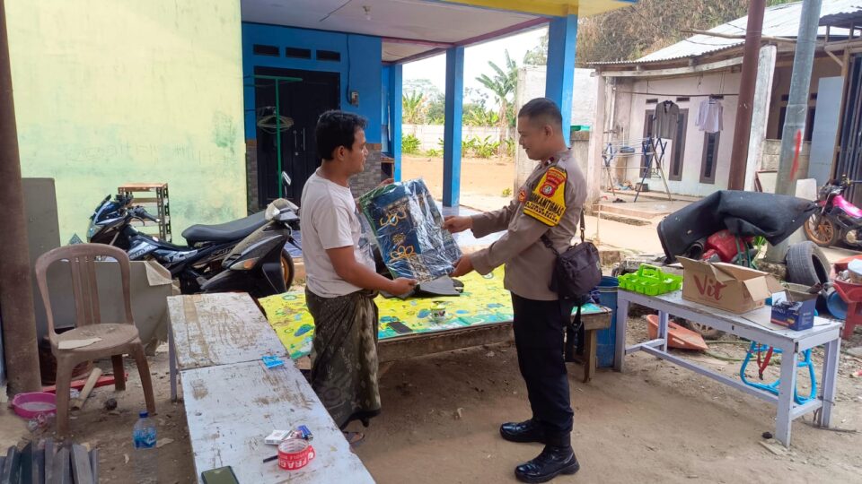 Pererat Silaturahmi Keagamaan, Bhabinkamtibmas Sumurbatu Serahkan Sajadah dan Kitab Juz Amma ke Majelis Taklim