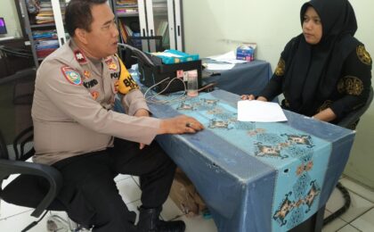 Sapa Para Guru SDN Cimuning 2, Bhabinkamtibmas Aiptu Khafid Ajak Bersama Ciptakan Suasana Sejuk dan Aman