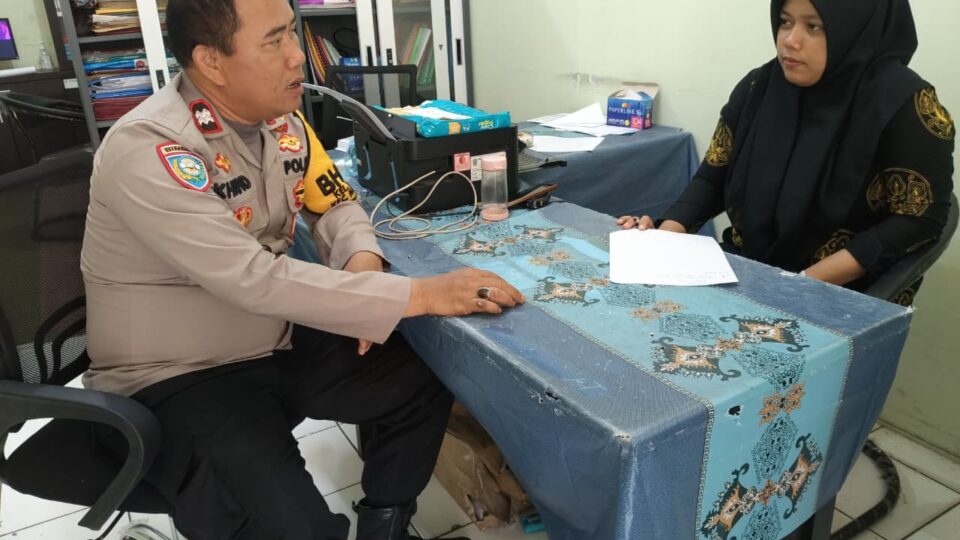Sapa Para Guru SDN Cimuning 2, Bhabinkamtibmas Aiptu Khafid Ajak Bersama Ciptakan Suasana Sejuk dan Aman