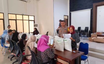 Pastikan Distribusi Berjalan Tertib, Bhabinkamtibmas Sumurbatu Pantau Penyaluran Beras Bagi 1.933 KPM
