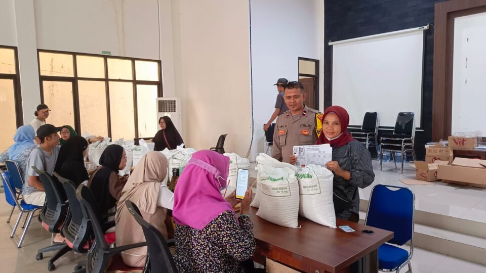 Pastikan Distribusi Berjalan Tertib, Bhabinkamtibmas Sumurbatu Pantau Penyaluran Beras Bagi 1.933 KPM