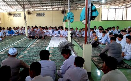 Sholat Jumat Bersama di SMKN 9 Bekasi, Polres Metro Bekasi Kota dan Polsek Bekasi Selatan Bangun Kedekatan dengan Pelajar