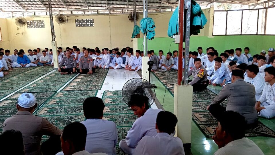 Sholat Jumat Bersama di SMKN 9 Bekasi, Polres Metro Bekasi Kota dan Polsek Bekasi Selatan Bangun Kedekatan dengan Pelajar