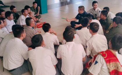 Perkuat Silahturahmi dan Karakter Pelajar, Jajaran Humas Polres Metro Bekasi Kota Gelar 'Jumat Edukatif' di SMK Taruna Bangsa