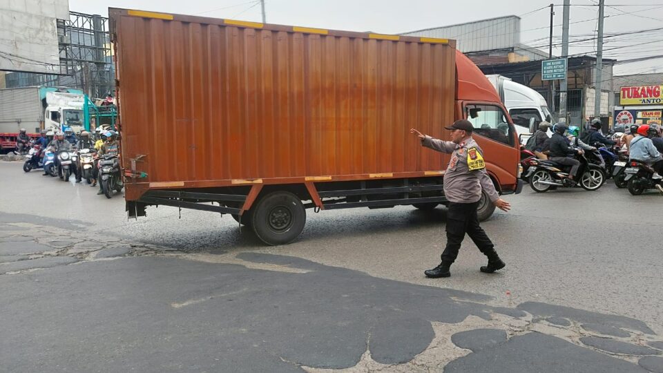 Bhabinkamtibmas Hadir Menjaga Ritme Pulang Senja, Pastikan Perjalanan Warga Pondok Ungu Aman Sampai Rumah