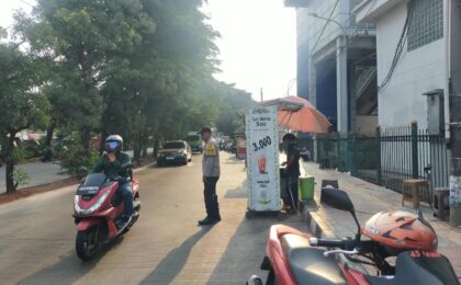 Senyum Hangat di Tengah Keriuhan Pasar Pagi, Polantas Setia Jalankan Tugas Urai Kemacetan Bintara
