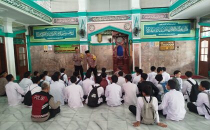 Jumat Bersama Pelajar, Polsek Pondok Gede Cegah Pelajar Terprovokasi Serukan Belajar