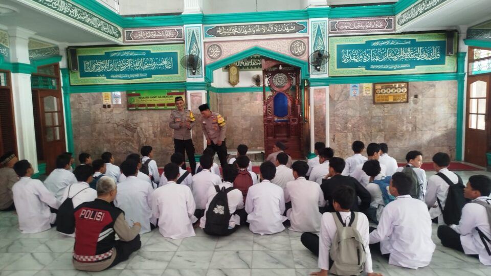 Jumat Bersama Pelajar, Polsek Pondok Gede Cegah Pelajar Terprovokasi Serukan Belajar