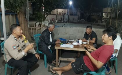 Sambang Pemukiman Malam Hari, Bhabinkamtibmas Mustikasari Edukasi Warga Pentingnya Siskamling dan Akses 110