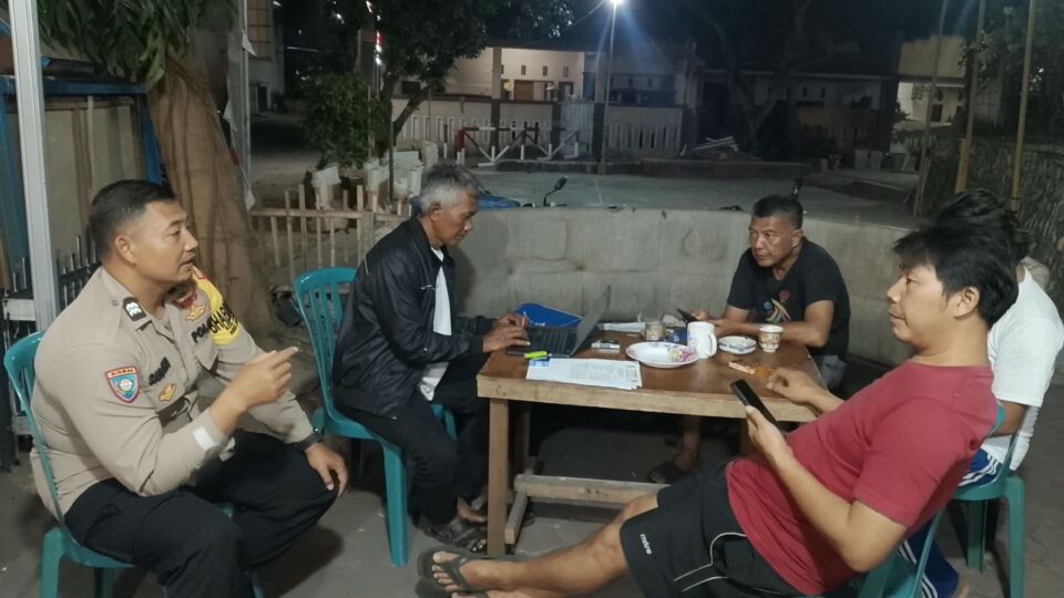 Sambang Pemukiman Malam Hari, Bhabinkamtibmas Mustikasari Edukasi Warga Pentingnya Siskamling dan Akses 110