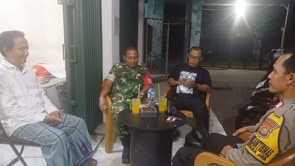 Bahas Rencana Pemekaran RT, Bhabinkamtibmas Bintara Jaya Gelar Patroli Bersama Pengurus RW 09