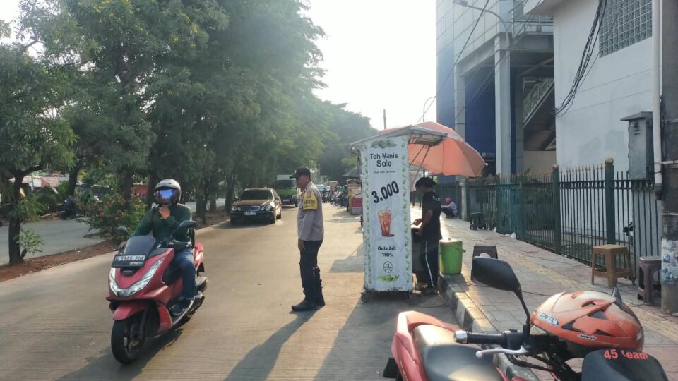 Urai Kemacetan Jam Pulang Kerja, Polsek Bekasi Barat Turunkan Personel Atur Lalu Lintas di Pasar Bintara