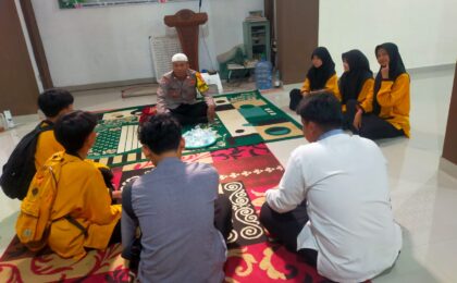 Edukasi Pelajar Sejak Dini, Bhabinkamtibmas Jatisari Ajak Siswa SMK Pemnas Jaga Kamtibmas Lewat Salat Jumat