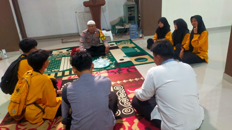 Edukasi Pelajar Sejak Dini, Bhabinkamtibmas Jatisari Ajak Siswa SMK Pemnas Jaga Kamtibmas Lewat Salat Jumat
