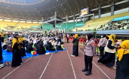 Ribuan Jamaah Bershalawat, Polri Pastikan Maulid Akbar Stadion Patriot Aman dan Kondusif