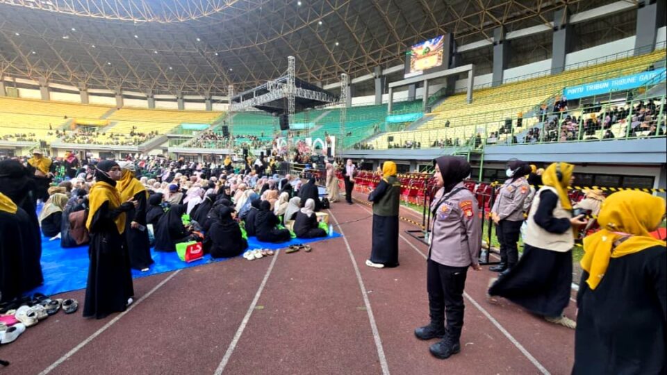 Ribuan Jamaah Bershalawat, Polri Pastikan Maulid Akbar Stadion Patriot Aman dan Kondusif