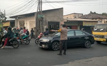 Bhabinkamtibmas Medansatria Laksanakan Pengaturan Lalu Lintas