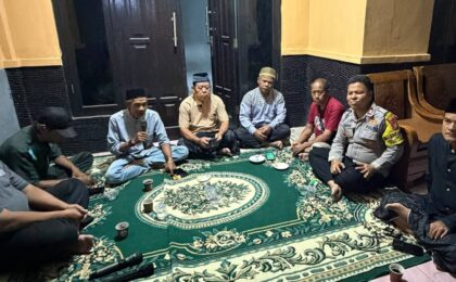 POLRI HADIR UNTUK MASYARAKAT BHABINKAMTIBMAS HADIRI UNDANGAN KETUA RW 07, BAHAS KEAMANAN DAN KETERTIBAN LINGKUNGAN