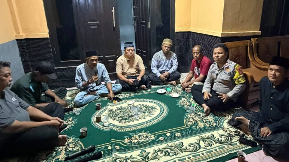 POLRI HADIR UNTUK MASYARAKAT BHABINKAMTIBMAS HADIRI UNDANGAN KETUA RW 07, BAHAS KEAMANAN DAN KETERTIBAN LINGKUNGAN