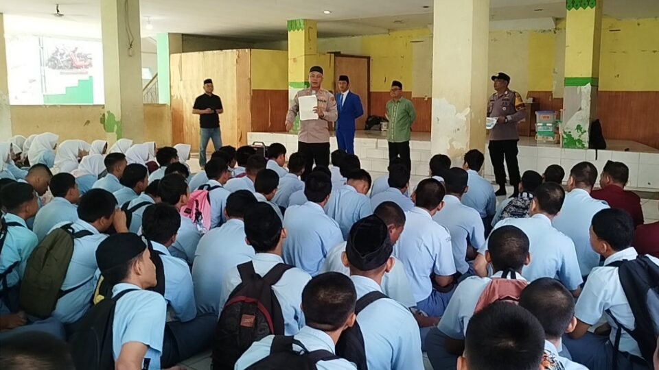 Jaga Jakarta On The Spot : Kapolsek Pondok Gede Sambangi SMK dan MA Bhakti Persada, Ajak Pelajar Jauhi Tawuran
