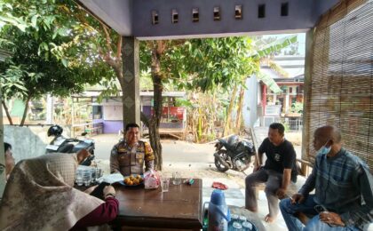 Sambangi Tokoh Masyarakat Cikiwul, Bhabinkamtibmas Bantargebang Tekankan Kewaspadaan Lingkungan