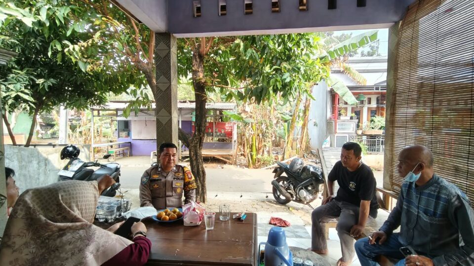Sambangi Tokoh Masyarakat Cikiwul, Bhabinkamtibmas Bantargebang Tekankan Kewaspadaan Lingkungan