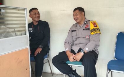 Sambangi Posko Keamanan Famili Urban, Bhabinkamtibmas Mustikasari Ingatkan Satpam Aktif Patroli Jam Rawan