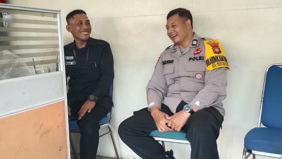 Sambangi Posko Keamanan Famili Urban, Bhabinkamtibmas Mustikasari Ingatkan Satpam Aktif Patroli Jam Rawan