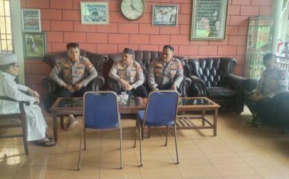 Mantapkan Sinergitas Ulama-Umbara, Kapolsek Pondok Gede Silaturahmi ke Ketua MUI Pondok Melati