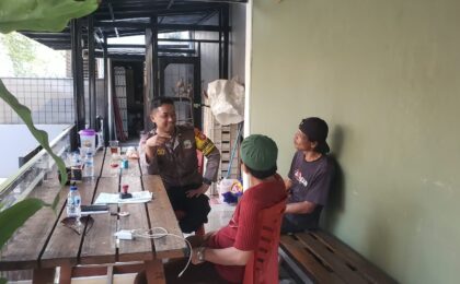 Sambangi Sekretariat RW 008 Jatirahayu, Bhabinkamtibmas Pondok Gede Ingatkan Antisipasi Debt Collector
