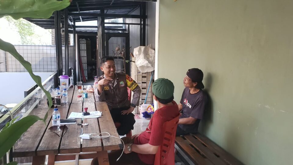 Sambangi Sekretariat RW 008 Jatirahayu, Bhabinkamtibmas Pondok Gede Ingatkan Antisipasi Debt Collector