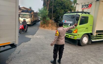 Antisipasi Kemacetan Jam Pulang Kerja, Polsek Medan Satria Lakukan Pengaturan Lalu Lintas di PT Logos