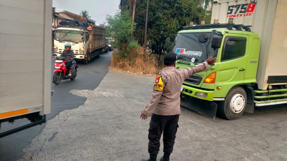 Antisipasi Kemacetan Jam Pulang Kerja, Polsek Medan Satria Lakukan Pengaturan Lalu Lintas di PT Logos