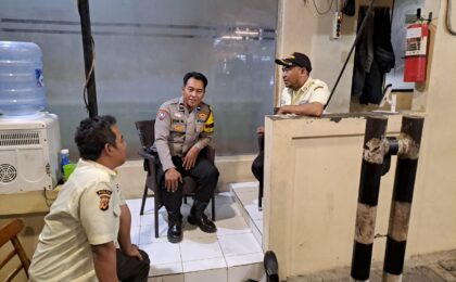 Bhabinkamtibmas Jatibening Sambangi Warga Raya Caman, Sosialisasi Cegah Curanmor dan Rumsong