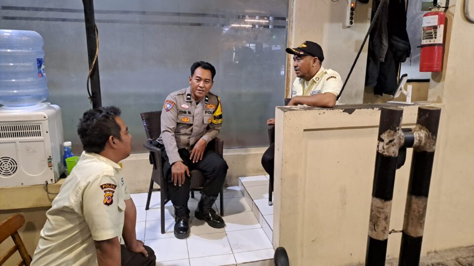 Bhabinkamtibmas Jatibening Sambangi Warga Raya Caman, Sosialisasi Cegah Curanmor dan Rumsong