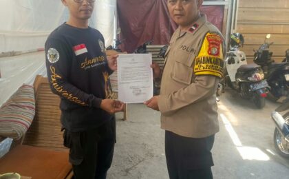 Bhabinkamtibmas Sumurbatu Sampaikan Imbauan Maklumat Kapolres kepada Ketua RT