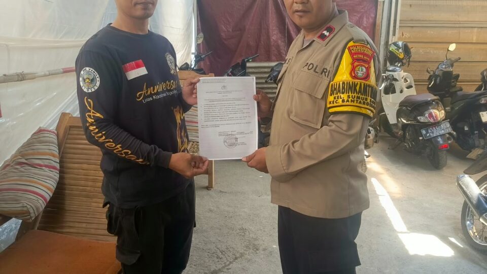 Bhabinkamtibmas Sumurbatu Sampaikan Imbauan Maklumat Kapolres kepada Ketua RT