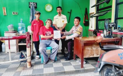 Bhabinkamtibmas Bojong Rawalumbu Sambangi Pos Keamanan, Ajak Warga Jaga Kamtibmas