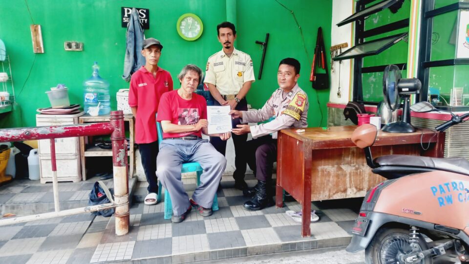 Bhabinkamtibmas Bojong Rawalumbu Sambangi Pos Keamanan, Ajak Warga Jaga Kamtibmas