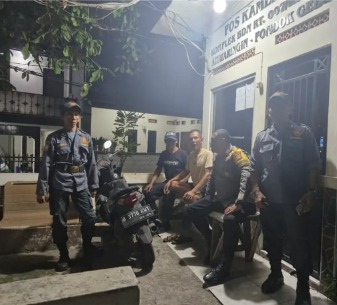 POLSEK PONDOK GEDE GANDENG WARGA JATIWARINGIN PERKUAT KEWASPADAAN LINGKUNGAN